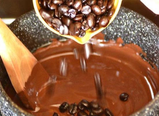 Kavos pupelės šokolade