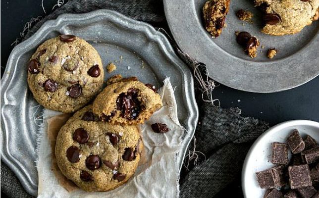 Burnoje tirpstantys sausainiai su avižiniais dribsniais ir šokoladu