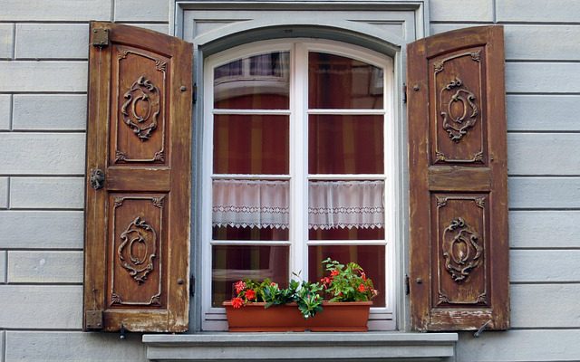 Kokį langų dekorą pasirinkti: nuo virtuvės iki miegamojo zonos
