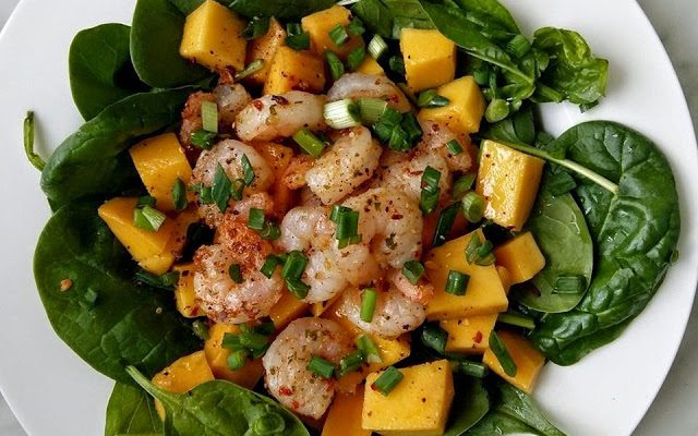 Krevečių ir mango salotos