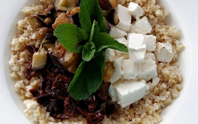 Salotos su kruopomis, keptu baklažanu, feta ir džiovintais pomidorais