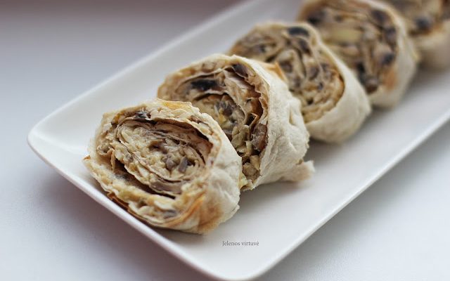 Lavašas su grybų, sūrio, kiaušinių, kaparėlių įdaru