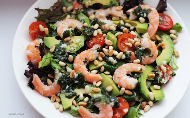 Salotos su krevetėmis, avokadu  ir kedro riešutais