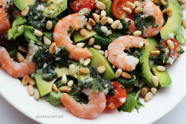 
Salotos su krevetėmis, avokadu  ir kedro riešutais
