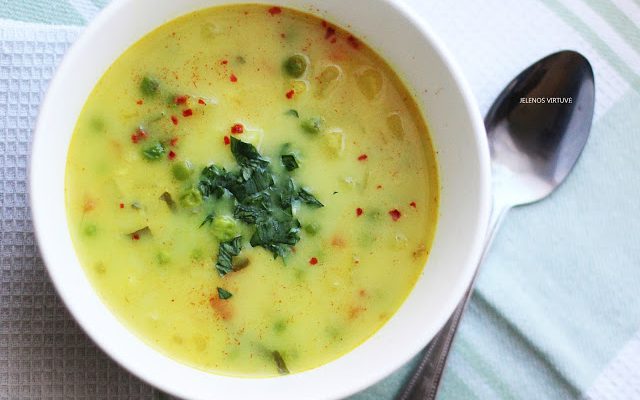 Daržovių sriuba su kariu ir kokoso pienu