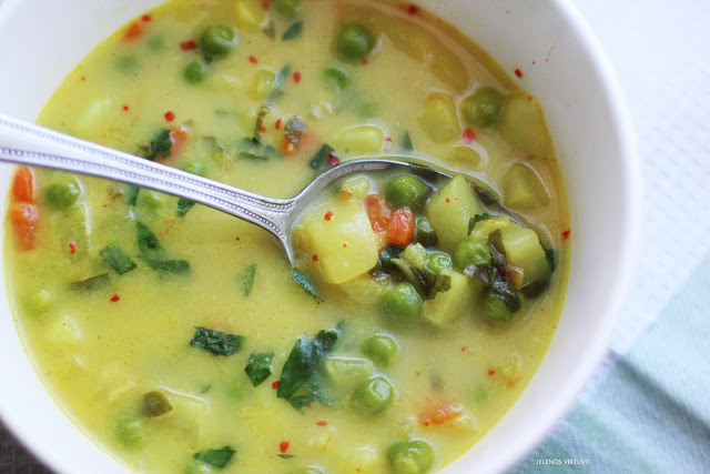 
Daržovių sriuba su kariu ir kokoso pienu
