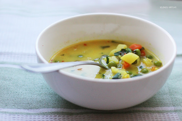 
Daržovių sriuba su kariu ir kokoso pienu
