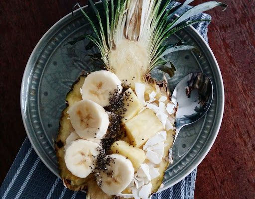 Pusryčiai ananaso lėkštėje