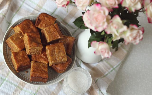 Drėgnas apelsinų pyragas su datulėmis