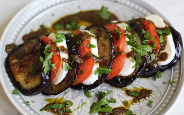 Salotos su keptu baklažanu, mocarella ir pomidorais