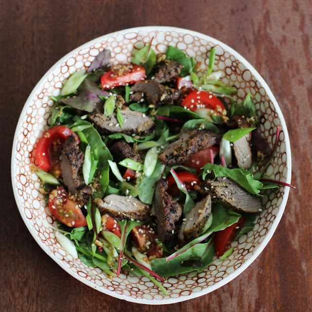 
Rytietiškos salotos su pikantiškais antienos pjausniais
