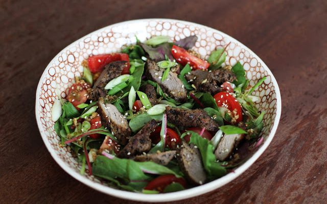 Rytietiškos salotos su pikantiškais antienos pjausniais