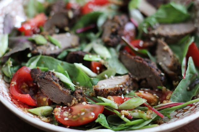 
Rytietiškos salotos su pikantiškais antienos pjausniais
