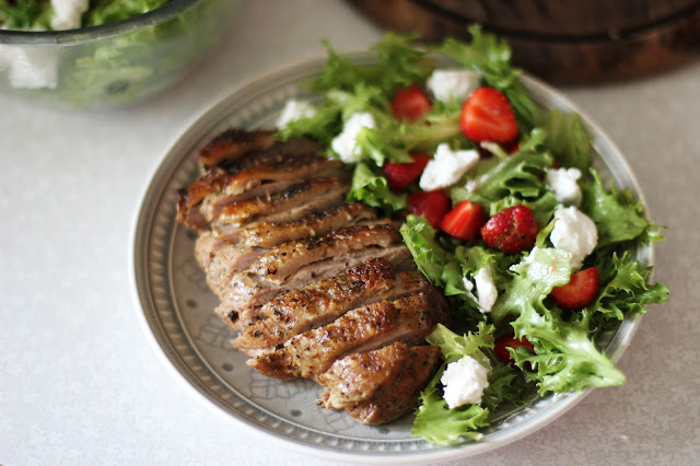 
Sultinga antienos filė su vasariškomis salotomis
