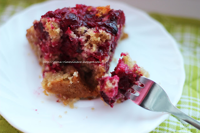 
Keksas su vyšniomis
