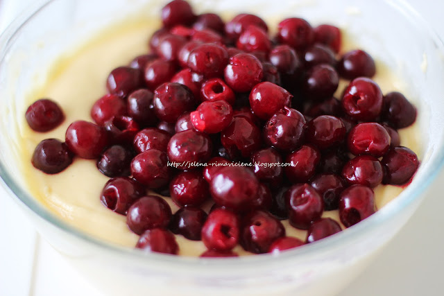 
Biskvitas su vyšniomis
