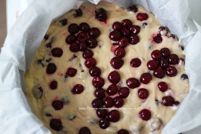 
Biskvitas su vyšniomis
