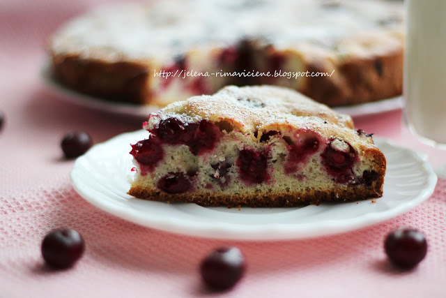 
Biskvitas su vyšniomis
