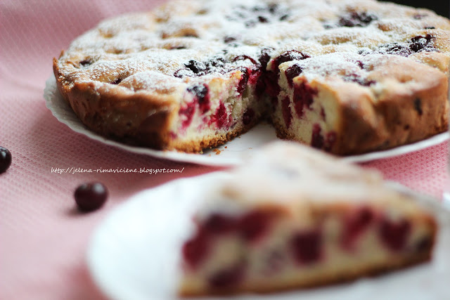 
Biskvitas su vyšniomis
