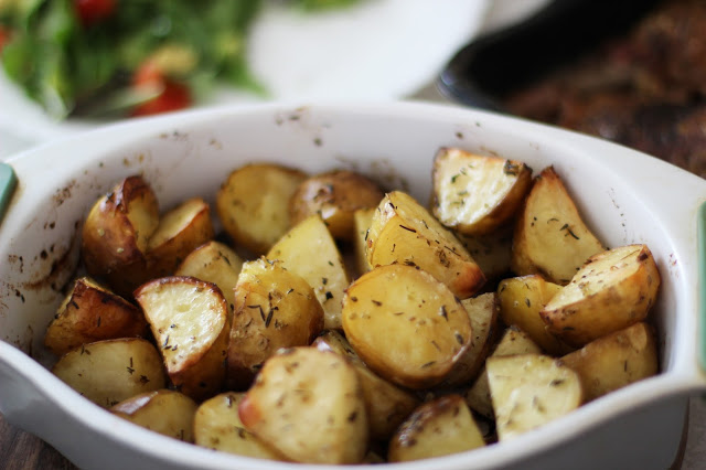 
Anties kulšelės su česnakinėmis bulvytėmis bei saldžiarūgščiu slyvų padažu

