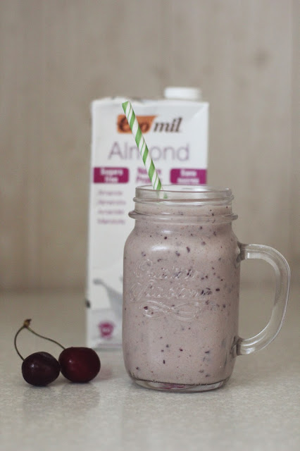 
Sotus vasariškas migdolų pieno ir trešnių kokteilis
