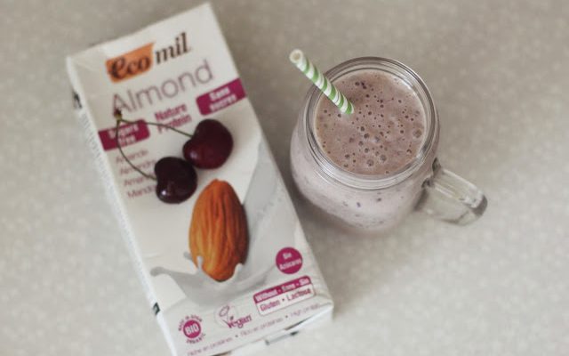 Sotus vasariškas migdolų pieno ir trešnių kokteilis