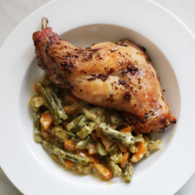 
Kepti triušienos kumpeliai su troškintomis daržovėmis
