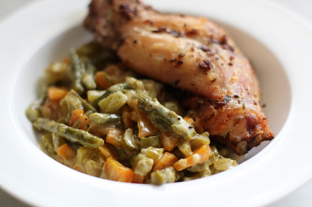 
Kepti triušienos kumpeliai su troškintomis daržovėmis
