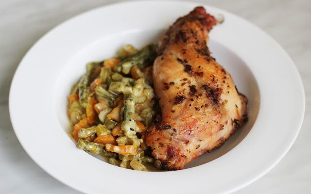 Kepti triušienos kumpeliai su troškintomis daržovėmis