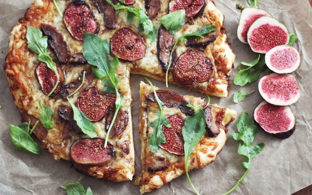 Rudeniška pica su antiena ir figomis