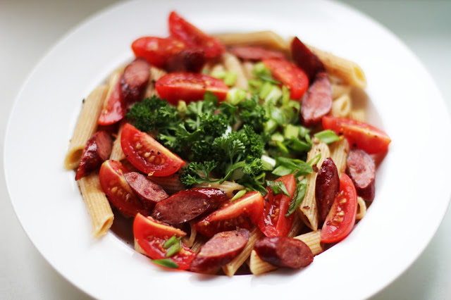 
Pilno grūdo makaronų salotos su parūkytomis antienos lazdelėmis
