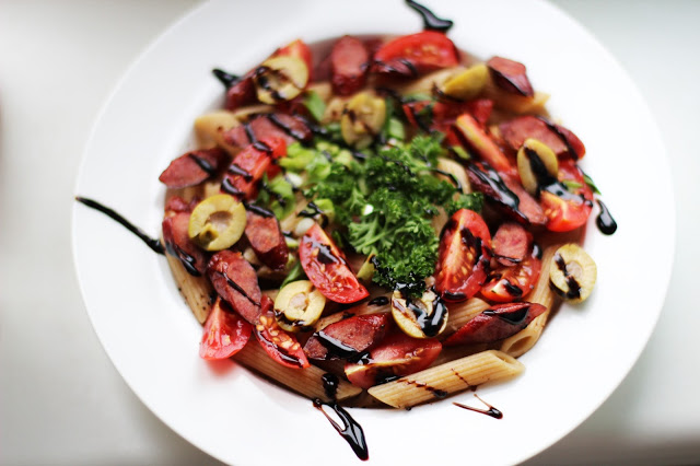 
Pilno grūdo makaronų salotos su parūkytomis antienos lazdelėmis
