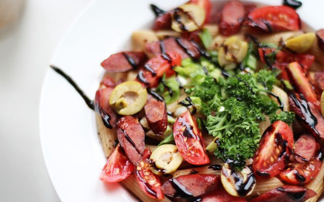 Pilno grūdo makaronų salotos su parūkytomis antienos lazdelėmis