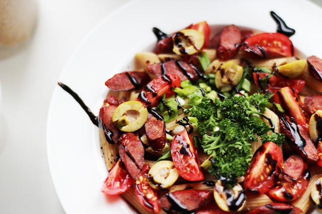 
Pilno grūdo makaronų salotos su parūkytomis antienos lazdelėmis
