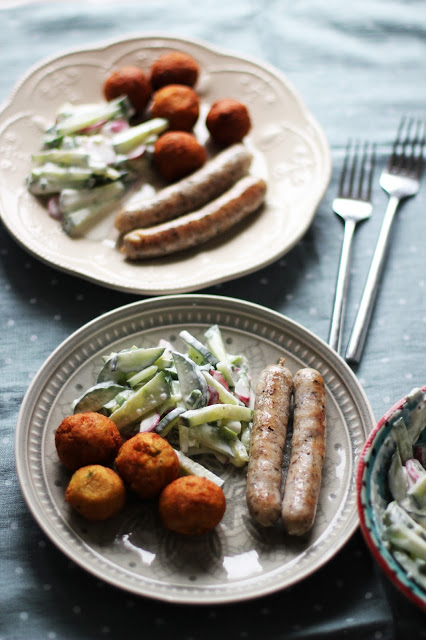 
Šviežios triušienos dešrelės su žiedinio kopūsto falafeliais
