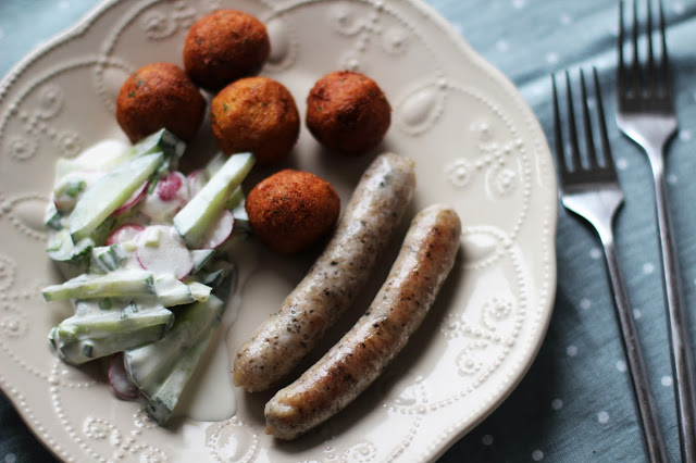 
Šviežios triušienos dešrelės su žiedinio kopūsto falafeliais
