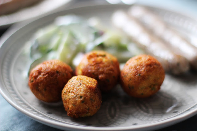 
Šviežios triušienos dešrelės su žiedinio kopūsto falafeliais
