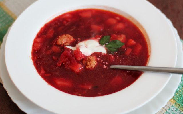 Burokėlių sriuba su triušienos galkutėmis