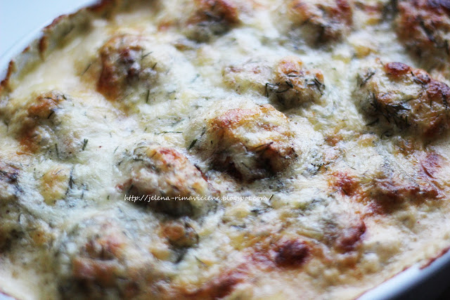 
Vištienos kukuliai su grietinėlės - sūrio padažu
