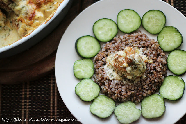 
Vištienos kukuliai su grietinėlės - sūrio padažu

