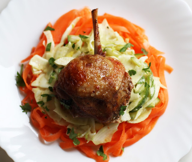 
Antienos blauzdelės su gaiviomis pankolio salotomis
