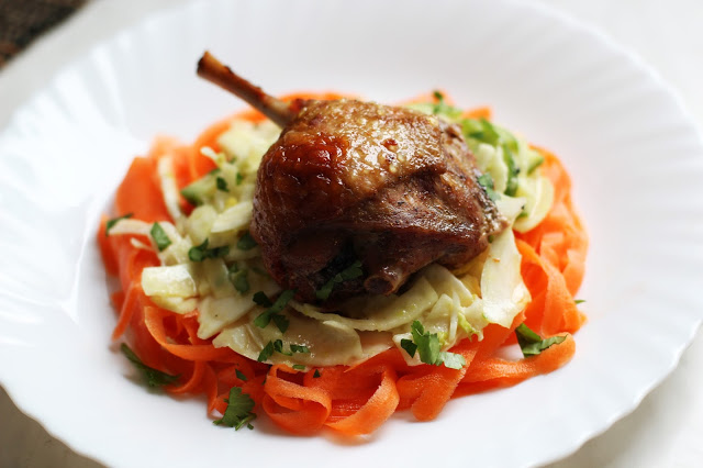 
Antienos blauzdelės su gaiviomis pankolio salotomis
