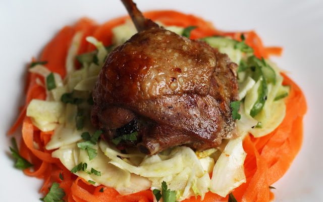 Antienos blauzdelės su gaiviomis pankolio salotomis