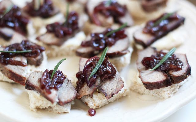 Jautienos steiko užkandis su karamelizuotais svogūnais