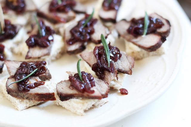 
Jautienos steiko užkandis su karamelizuotais svogūnais
