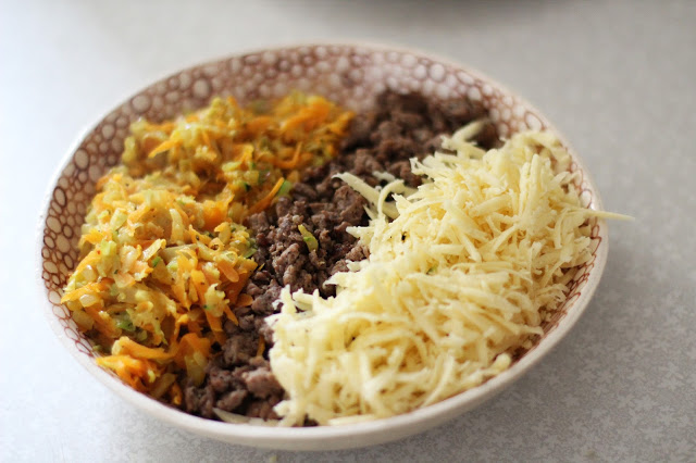 
Lietiniai blynai su antiena, daug daržovių ir sūriu
