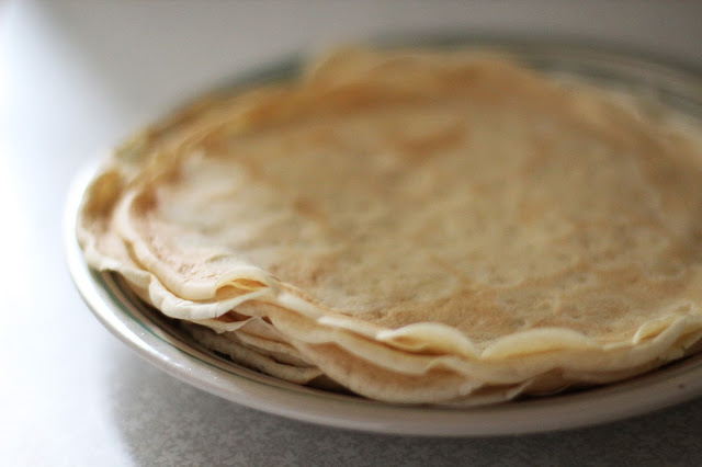 
Lietiniai blynai su antiena, daug daržovių ir sūriu
