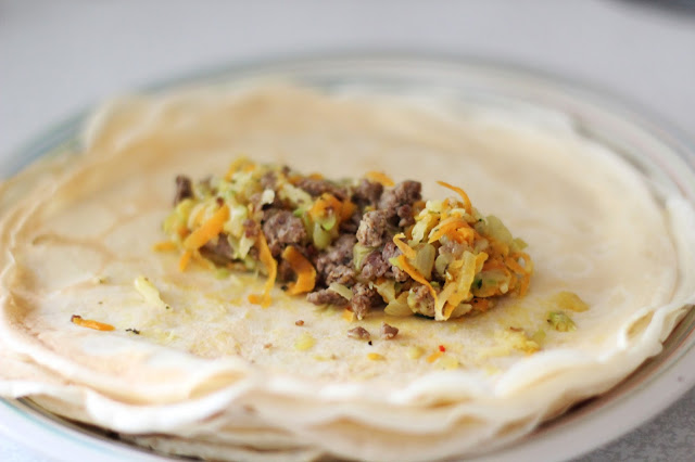 
Lietiniai blynai su antiena, daug daržovių ir sūriu
