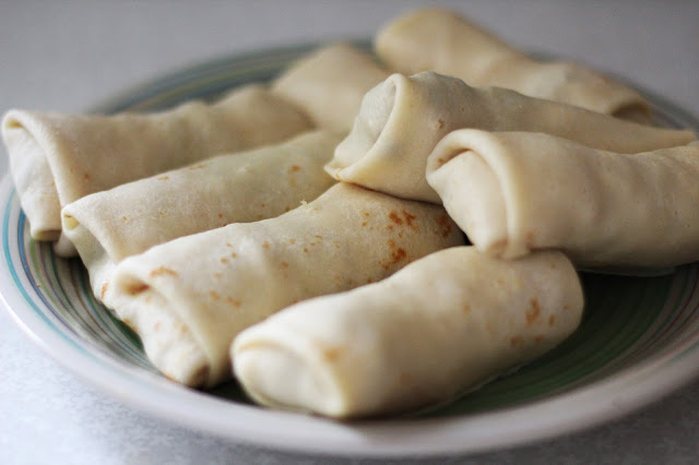 
Lietiniai blynai su antiena, daug daržovių ir sūriu
