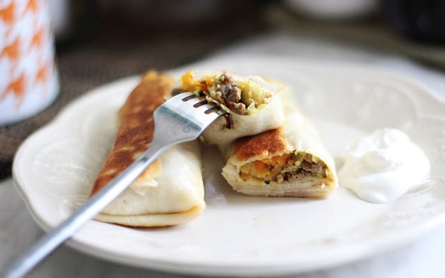 Lietiniai blynai su antiena, daug daržovių ir sūriu